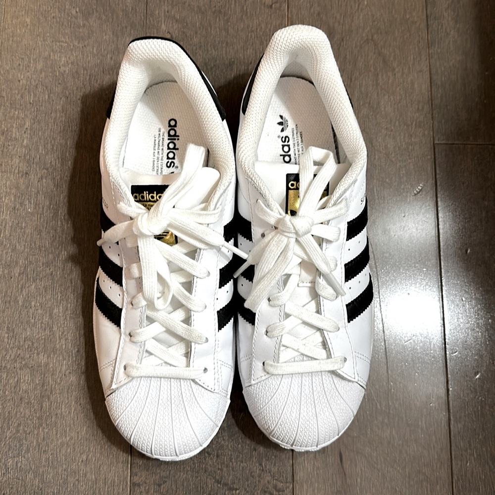 🌟⭐️🌟NWOT ADIDAS SUPERSTAR CLOUD WHITE / CORE BLACK SNEAKERS! 💫👟💫